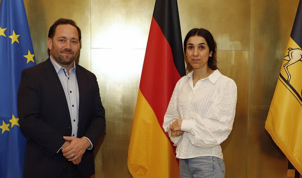 Staatssekretär Florian Hassler (Grüne) mit der jesidischen Nobelpreisträgerin Nadia Murad, Dezember 2021. Foto: Staatsministerium Baden-Württemberg