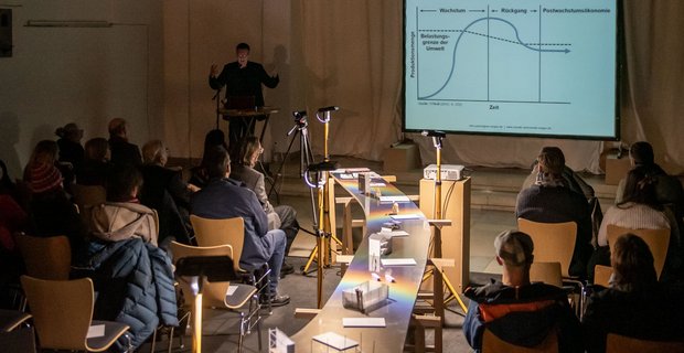 Paech in der Rupert-Mayer-Kapelle, dem Projektraum des Kunstvereins Neuhausen.