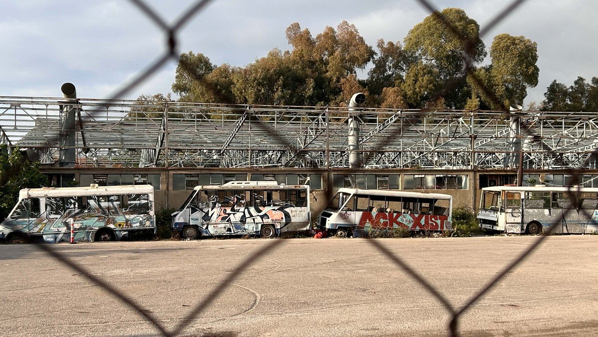 Seit 1975 sind diese öffentlichen Busse kaputt, seit der Hafenexplosion 2020 fehlt auch noch das Dach – viele öffentliche Gebäude blieben unrenoviert. Die Ermittlungen starten erst jetzt wieder, nach fast fünf Jahren Bedrohung des Richters.