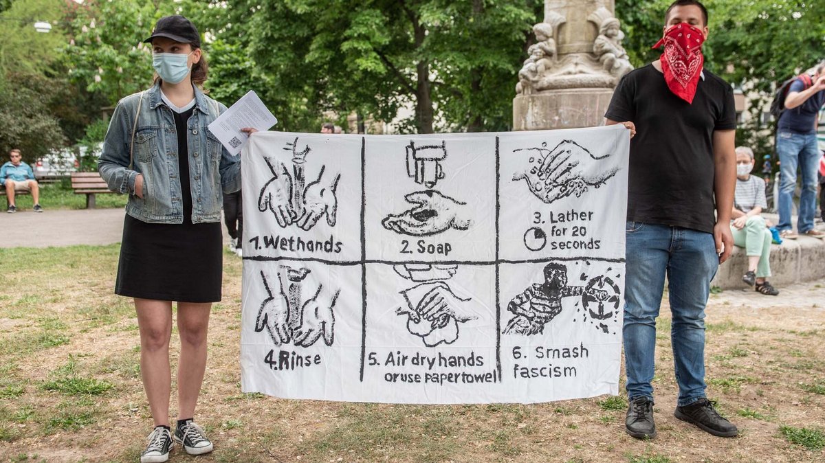 Protest mit Schutzvorkehrungen.  Protest mit Schutzvorkehrungen.