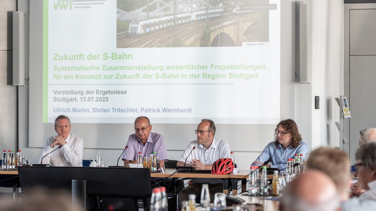 André Reichel, Fraktionschef der Grünen im Regionalparlament, sowie Ullrich Martin, Stefan Tritschler und Patrick Wernhardt vom Verkehrswissenschaftlichen Institut der Uni Stuttgart (von links) bei der Vorstellung der Studie. Fotos: Jens Volle