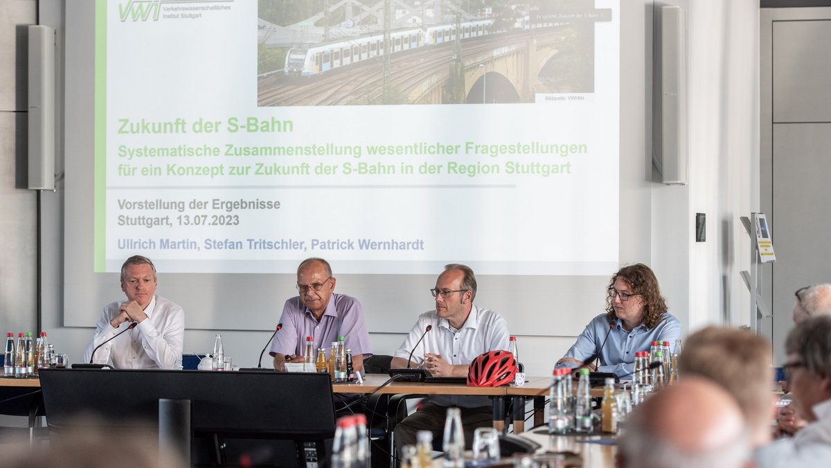 André Reichel, Fraktionschef der Grünen im Regionalparlament, sowie Ullrich Martin, Stefan Tritschler und Patrick Wernhardt vom Verkehrswissenschaftlichen Institut der Uni Stuttgart (von links) bei der Vorstellung der Studie. Fotos: Jens Volle