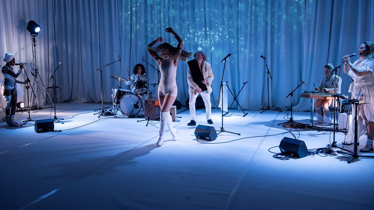 Starker Auftritt auch im Stück "Böse Frauen" (Mitte, tanzend), Oktober 2022. Foto: Jens Volle