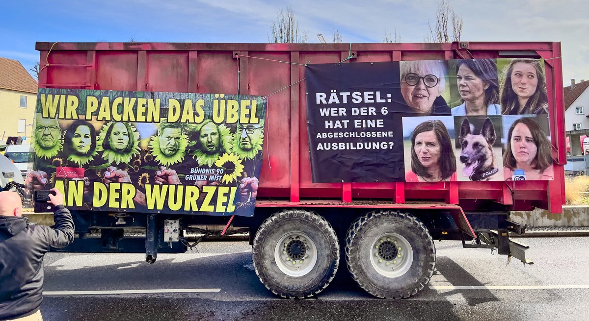 Das Plakat links hat ein Immobilienunternehmer entworfen. Weil er mit den Grünen reden will, wie er sagt. Foto: Joachim E. Röttgers