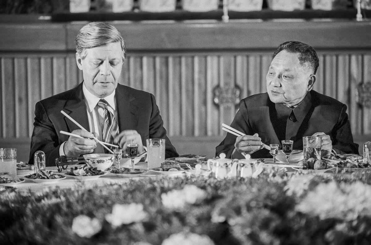 Deng Xiao Ping beobachtet Kanzler Schmidt beim Essen mit Stäbchen. Foto: BSB/Bildarchiv Volker Hinz Deng Xiao Ping beobachtet Kanzler Schmidt beim Essen mit Stäbchen. Foto: BSB/Bildarchiv Volker Hinz