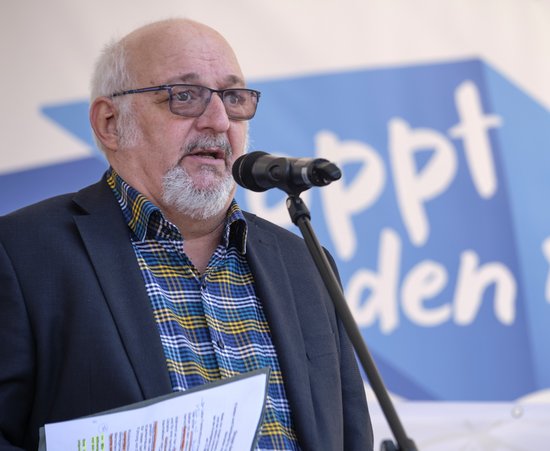 Der Freiburger Rüstungsgegner Jürgen Grässlin erkundigte sich nach den Strafzahlungen wegen Geschäften in Mexiko. Foto: Joachim E. Röttgers