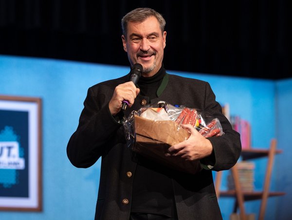 Zum Abschied bekommt Söder einen Korb voll mit nach ihm benannten Würsten.