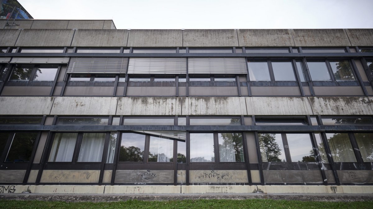 Rost, Flechten und Graffiti zieren die triste Betonfassade des Hegel-Gymnasiums in Stuttgart-Vaihingen.