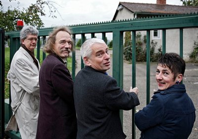 2012 rüttelten die "Kaktus"-Gründer Klaus Steinke, Clemens Morlok, Thomas Albrecht und Lisa Werle (v. l. n. r.) am Zaun zum Weinberghäusle der IHK. Foto: Joachim E. Röttgers
