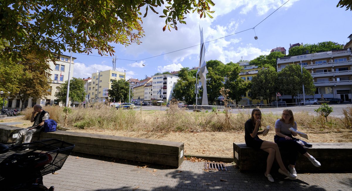 Am Kernerplatz spenden ein paar Bäume Schatten. E. Röttgers