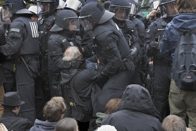 Gewaltsam aufgelöst, mit Tränengas und Wasserwerfern, hat die Polizei auch die Sitzblockade im Stuttgarter Schlossgarten am "Schwarzen Donnerstag" 2010. Foto: Joachim E. Röttgers