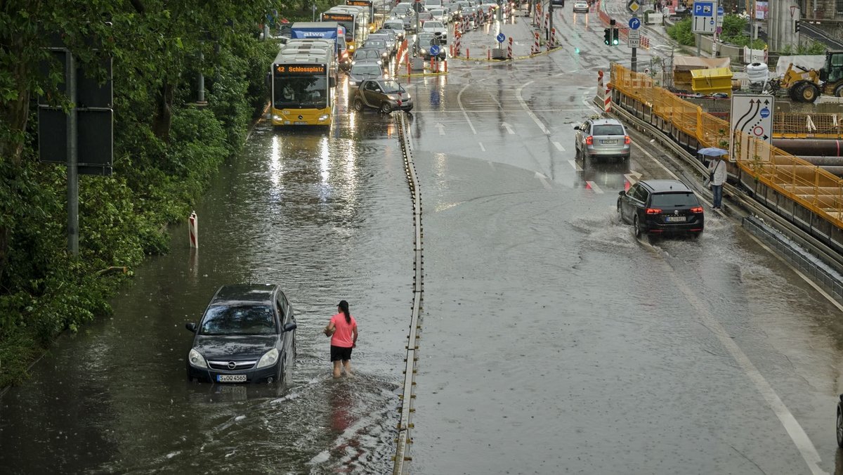 Starkregen häufen sich auch auf Stuttgarts Straßen – die Klimafolgen machen dem Mobilitätsplan Beine. Starkregen häufen sich auch auf Stuttgarts Straßen – die Klimafolgen machen dem Mobilitätsplan Beine.