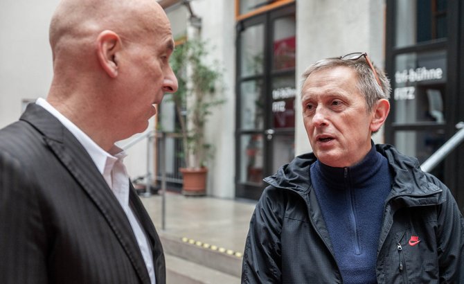 Regisseur Völker Lösch und Tri-Bühne-Intendant László Bagossy.