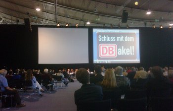 Erörterungsort Messehalle: Kerosingeruch vom nahen Flughafen.