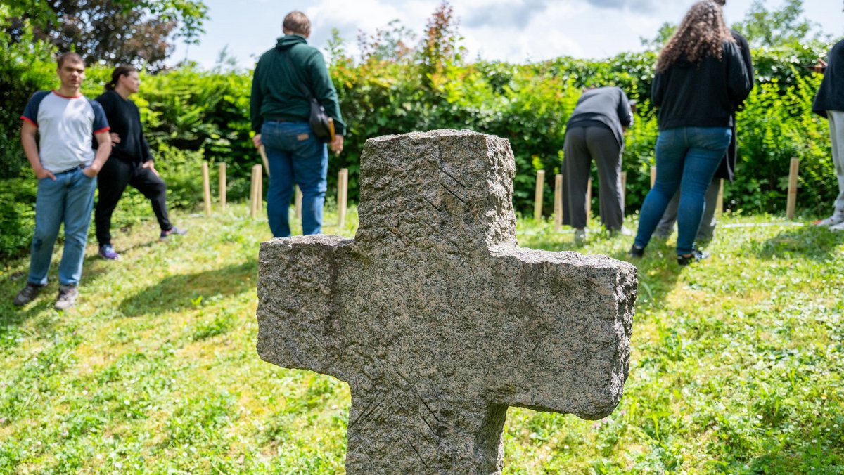 Das Kreuz gehört zum Denkmal aus dem Jahr 1999. Das Kreuz gehört zum Denkmal aus dem Jahr 1999.