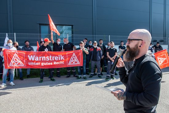 Standhaft bleiben: Metaller André Kaufmann macht den Streikenden Mut. Standhaft bleiben: Metaller André Kaufmann macht den Streikenden Mut.