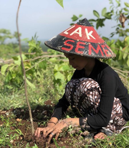 Aktivistin pflanzt Bäume. Foto: Ali Nopit/JM-PPK
