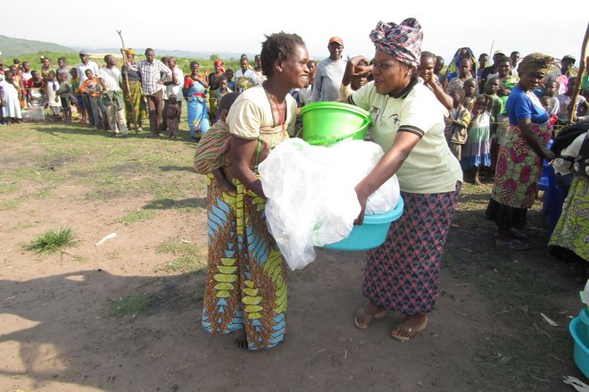 Ostkongo: Rose Mumbere von der MUSACA-Kranken­versicherung, einem Difäm-Partner, klärt Flüchtlinge über Corona auf und verteilt Hygiene-Kits an Schwangere und Mütter.