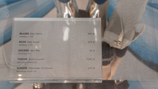 Aktueller Blick ins Schaufenster: Bis auf die Socken dürfte das die Möglichkeiten von Breuninger-VerkäuferInnen übersteigen. Aktueller Blick ins Schaufenster: Bis auf die Socken dürfte das die Möglichkeiten von Breuninger-VerkäuferInnen übersteigen.