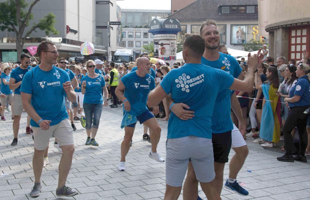 Tanzende Menschen auf dem Stuttgarter CSD 2019. Foto: Herbert Grammatikopoulus Tanzende Menschen auf dem Stuttgarter CSD 2019. Foto: Herbert Grammatikopoulus