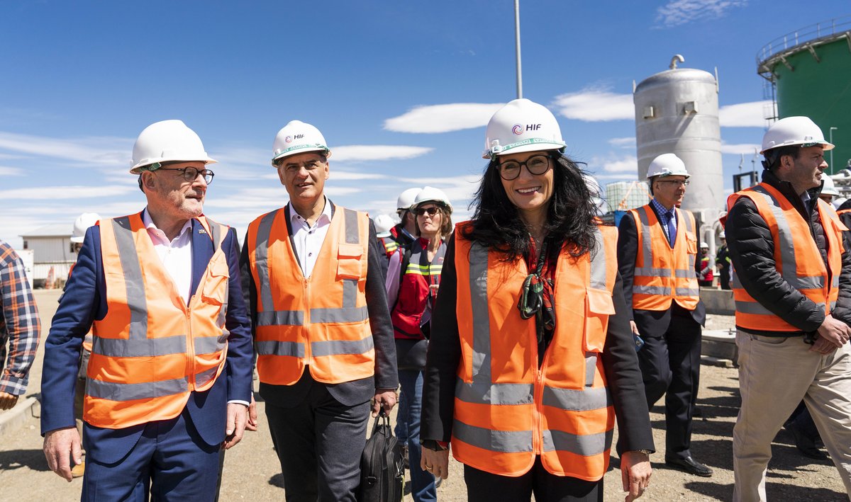 Winfried Hermann (links) in Chile mit den beiden Porsche-Vorständen Michael Steiner und Barbara Frenkel (vorne). Foto: Porsche