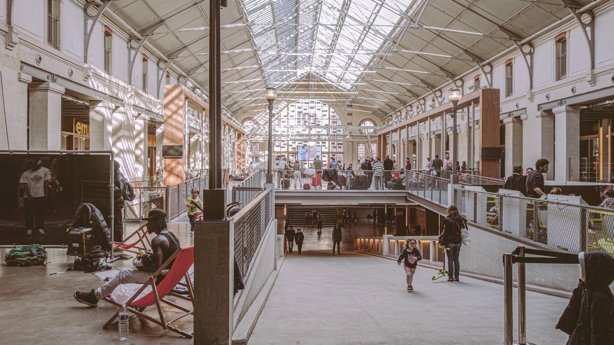 Das Centquatre in Paris gehört allen und ist frei von Barrieren und Konsumzwang. Foto: Universität Stuttgart, Lehrstuhl Stadtplanung und Entwerfen