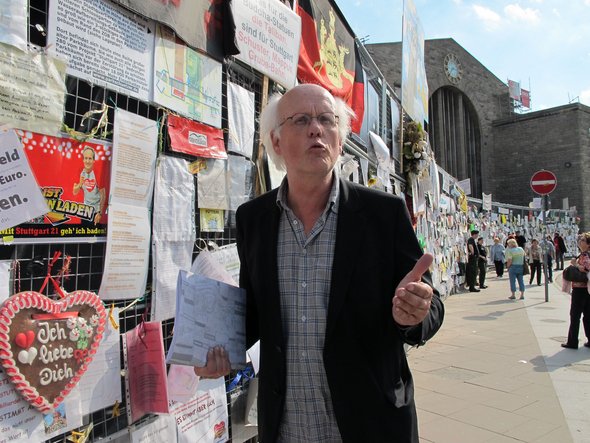 Ulrich Weitz bei einer kunsthistorischen Führung am Bauzaun. Foto: Iris Frey