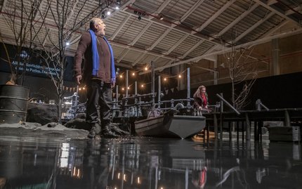 Herzog Blaubart im Bahnpostamt – die "richtige Größe".