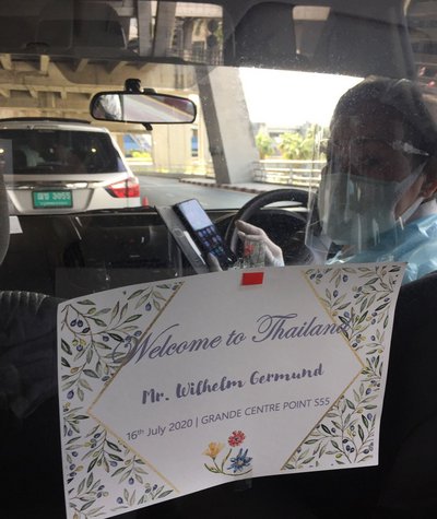 Willkommen in Thailand: Der "Risikofaktor" Neuankömmling wird abgeschirmt vom Flughafen Richtung Stadt gefahren.