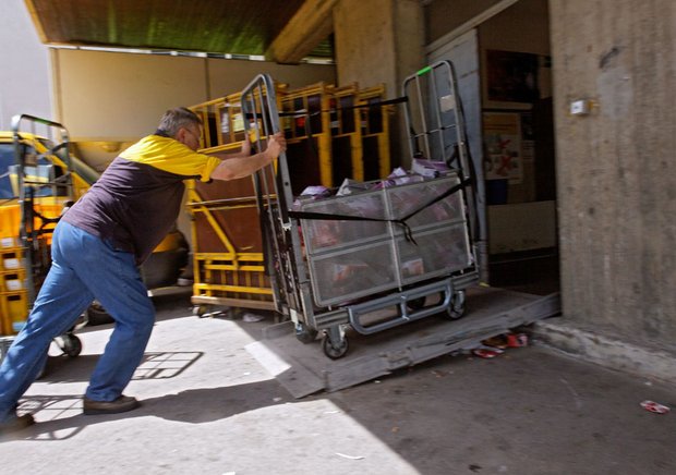 Anstrengende Arbeit: Post verteilen und zustellen.