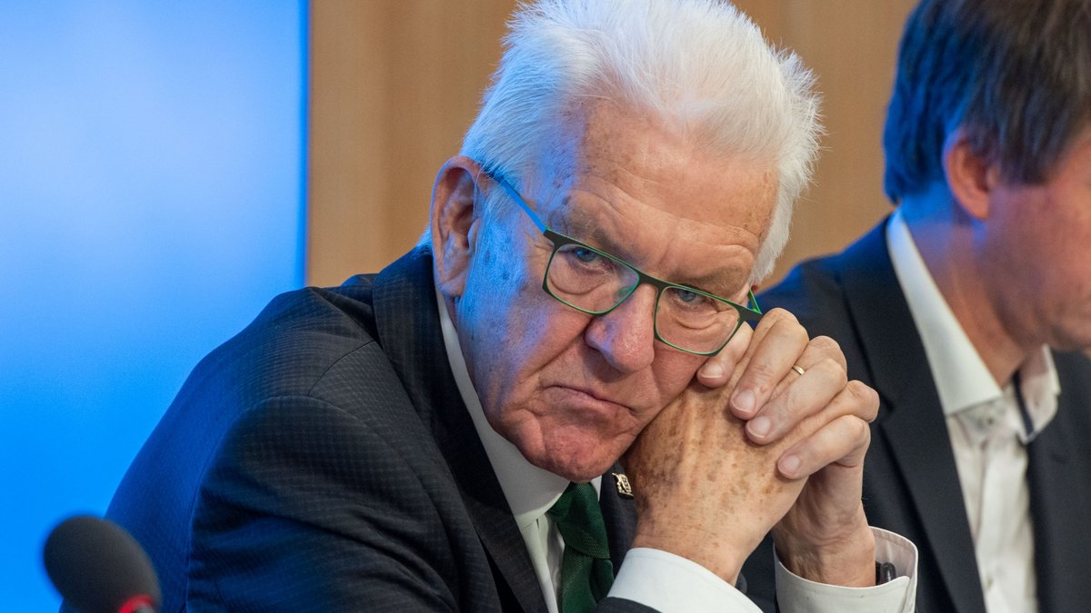 Schon irgendwie Routine: Ministerpräsident Winfried Kretschmann am 15. Oktober 2024 bei seiner wöchentlichen Pressekonferenz. Foto: Jens Volle Schon irgendwie Routine: Ministerpräsident Winfried Kretschmann am 15. Oktober 2024 bei seiner wöchentlichen Pressekonferenz. Foto: Jens Volle