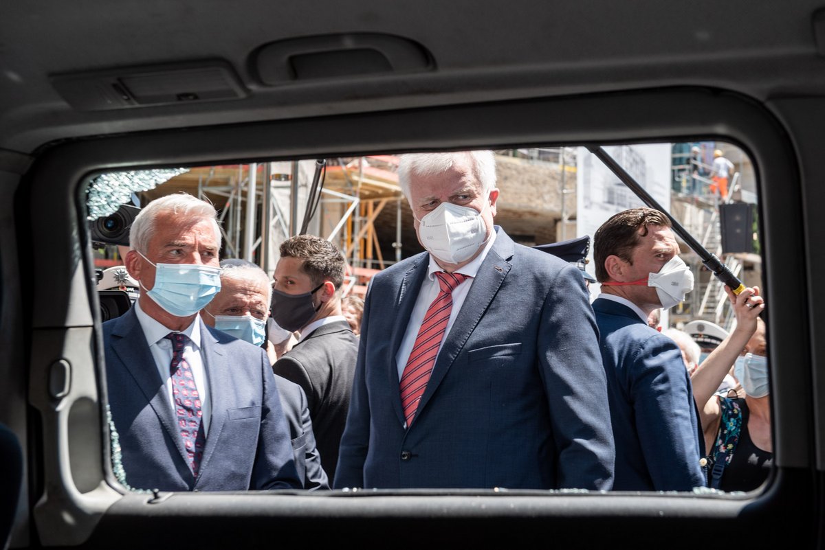 Krawallfotografie mal anders: Nach Ausschreitungen in Stuttgart reist Bundesinnenminister Horst Seehofer an, um ein kaputtes Auto medienwirksam zu begutachten.