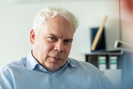 Den Fahrgästen nützt es wenig, wenn sie in der Theorie drei Minuten zum Umsteigen haben, ihr Zug aber meistens Verspätung hat, sagt Matthias Lieb. Foto: Jens Volle