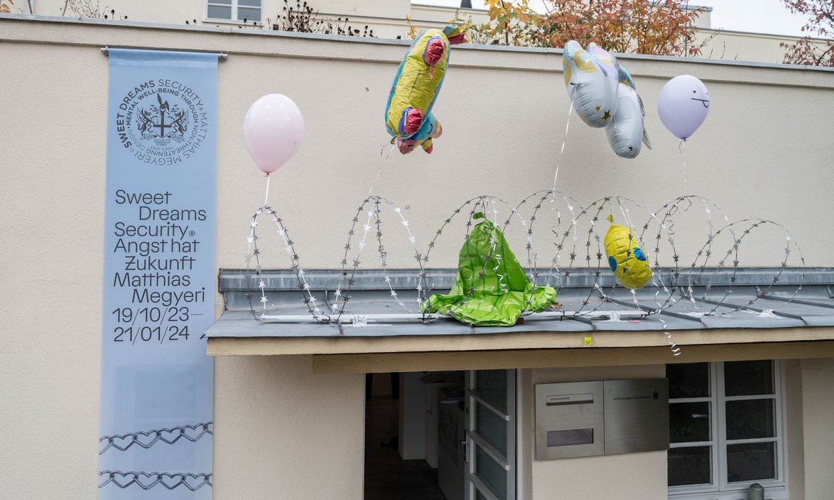 Zur Ausstellung geht's untendurch.