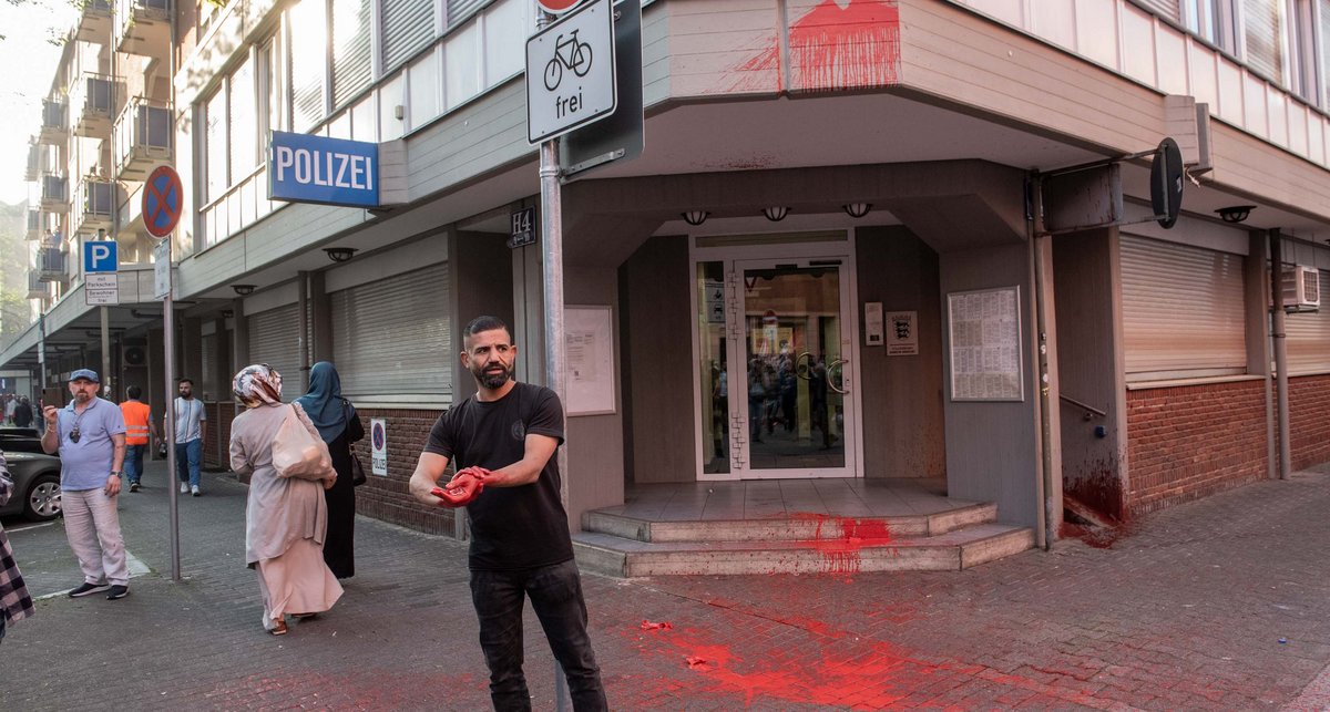 Demonstrant:innen beschmierten am 7. Mai 2022 die Polizeiwache nahe des Mannheimer Marktplatzes.