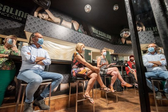 Von links: Club-Besitzer John Heer, Prostituierte Miss Daria und Johanna Weber vom Berufsverband erotische und sexuelle Dienstleistungen. Von links: Club-Besitzer John Heer, Prostituierte Miss Daria und Johanna Weber vom Berufsverband erotische und sexuelle Dienstleistungen.