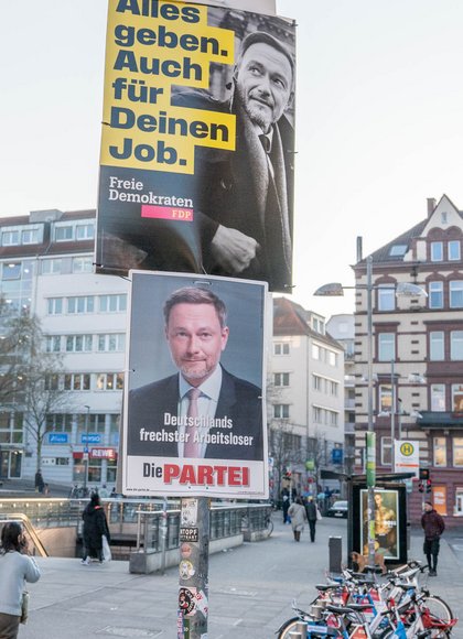 Schaffen sie's über die Fünf-Prozent-Hürde? Wahlwerbung von FDP und Die Partei. Foto: Jens Volle