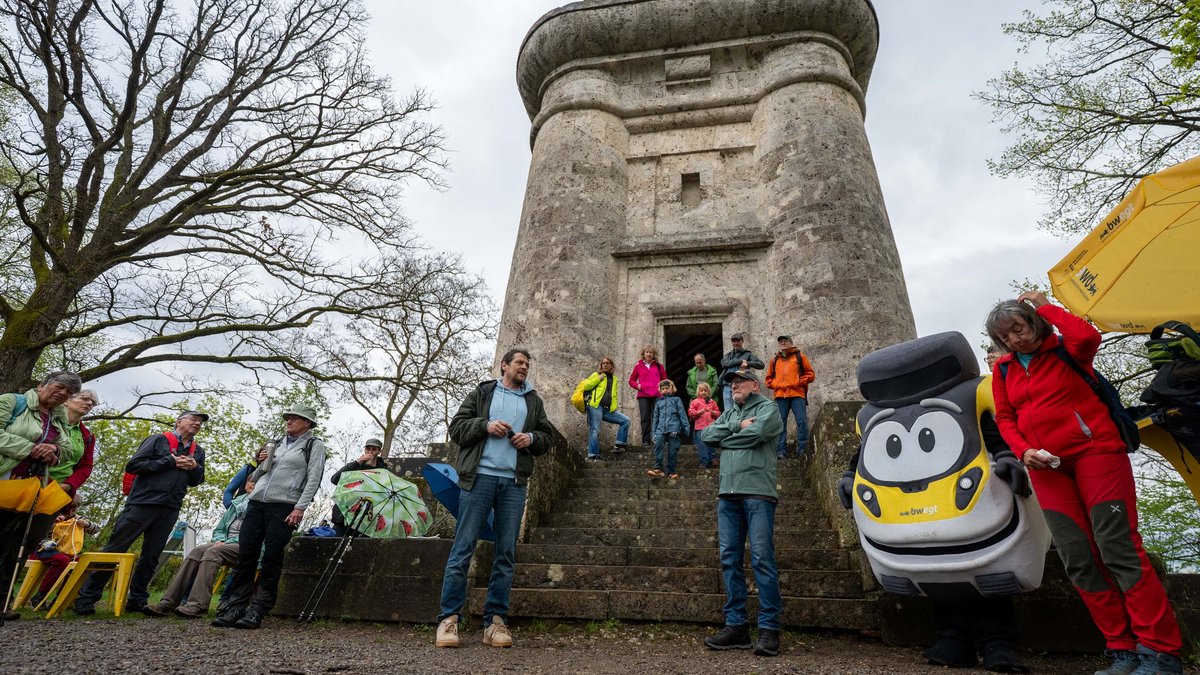 Zwischenstopp am Bismarckturm. Links von Hermann an der Treppe Björn Franke vom Verein Turmfreunde Tübingen.