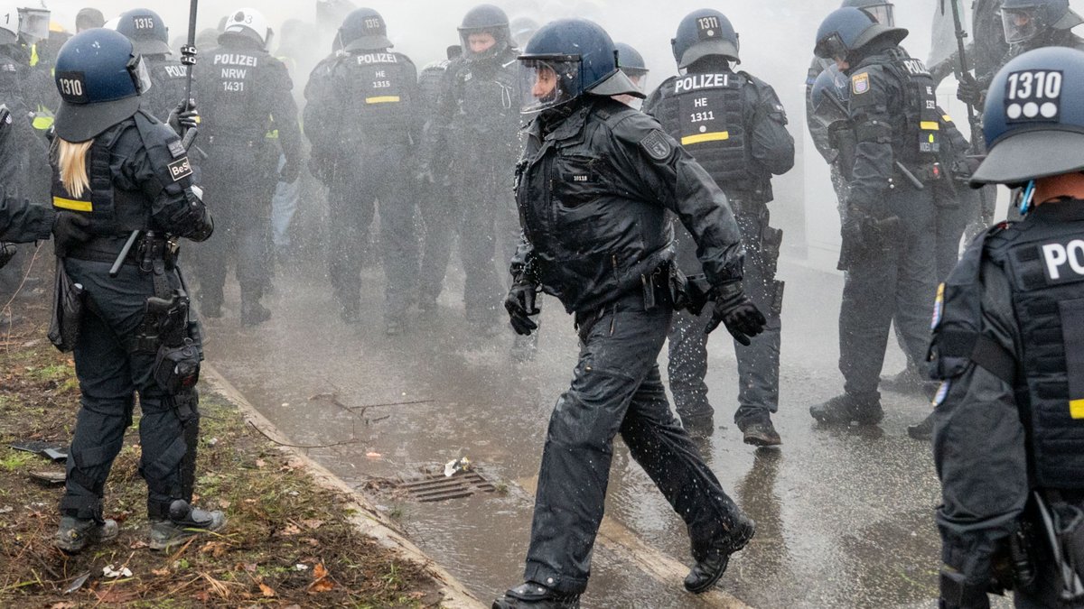 Gießen im November: Bei Protesten gegen den Gründungsparteitag der AfD-Jugend treffen die Wasserwerfer nicht nur die Demonstrant:innen.