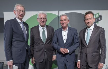 Das gewohnte Habitat: Dorfs im November 2018 mit StN-Chefredakteur Christoph Reisinger (rechts) bei der Halbzeitbilanz von Grün-Schwarz. Das gewohnte Habitat: Dorfs im November 2018 mit StN-Chefredakteur Christoph Reisinger (rechts) bei der Halbzeitbilanz von Grün-Schwarz.