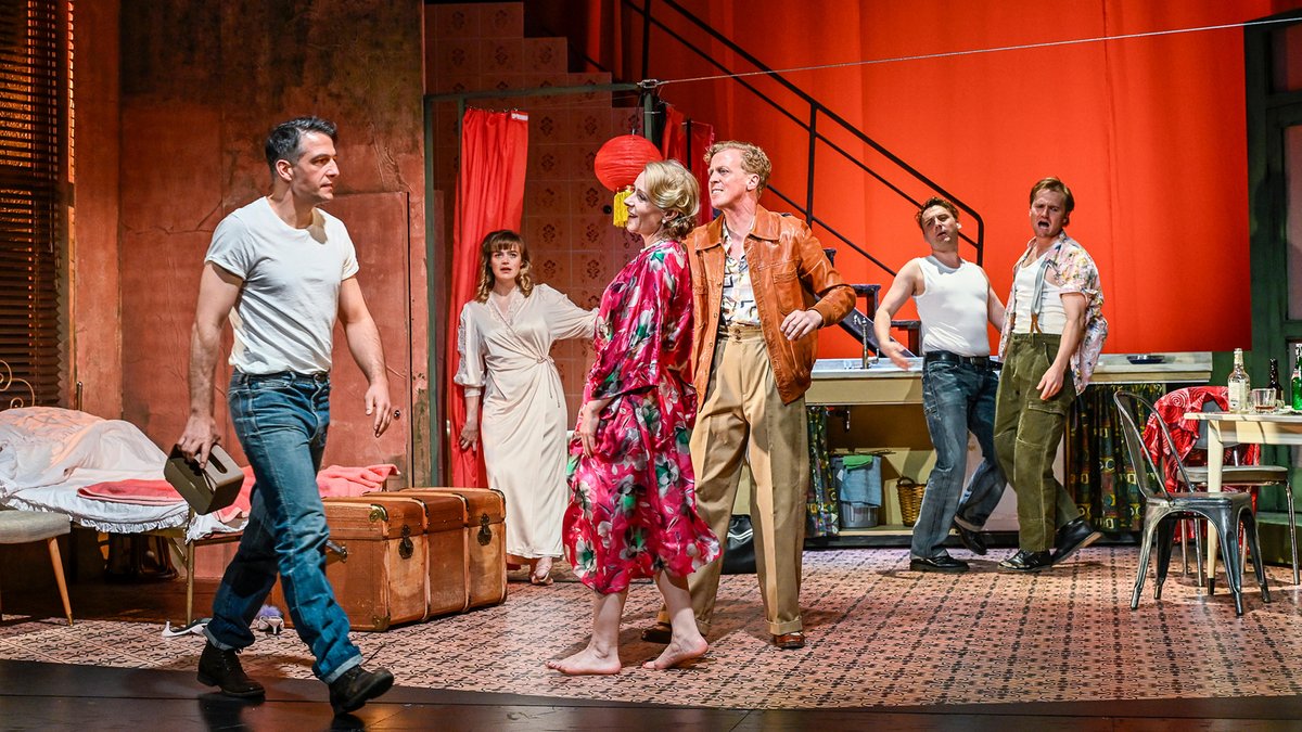 Von links: Stanley (Max Hemmersdorfer), Stella (Sheila Bluhm), Blanche (Natalie O'Hara), Mitch (Marius Hubel), Steve (Paul Schaeffer) und Pablo (Benedikt Haefner). Fotos: Tobias Metz