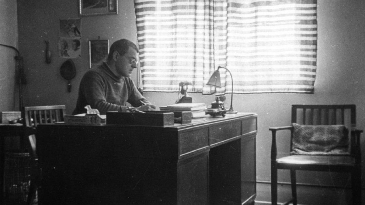 Journalist und Verleger Erich Schairer an seinem Schreibtisch, 1935. Foto: Eberhard Schairer