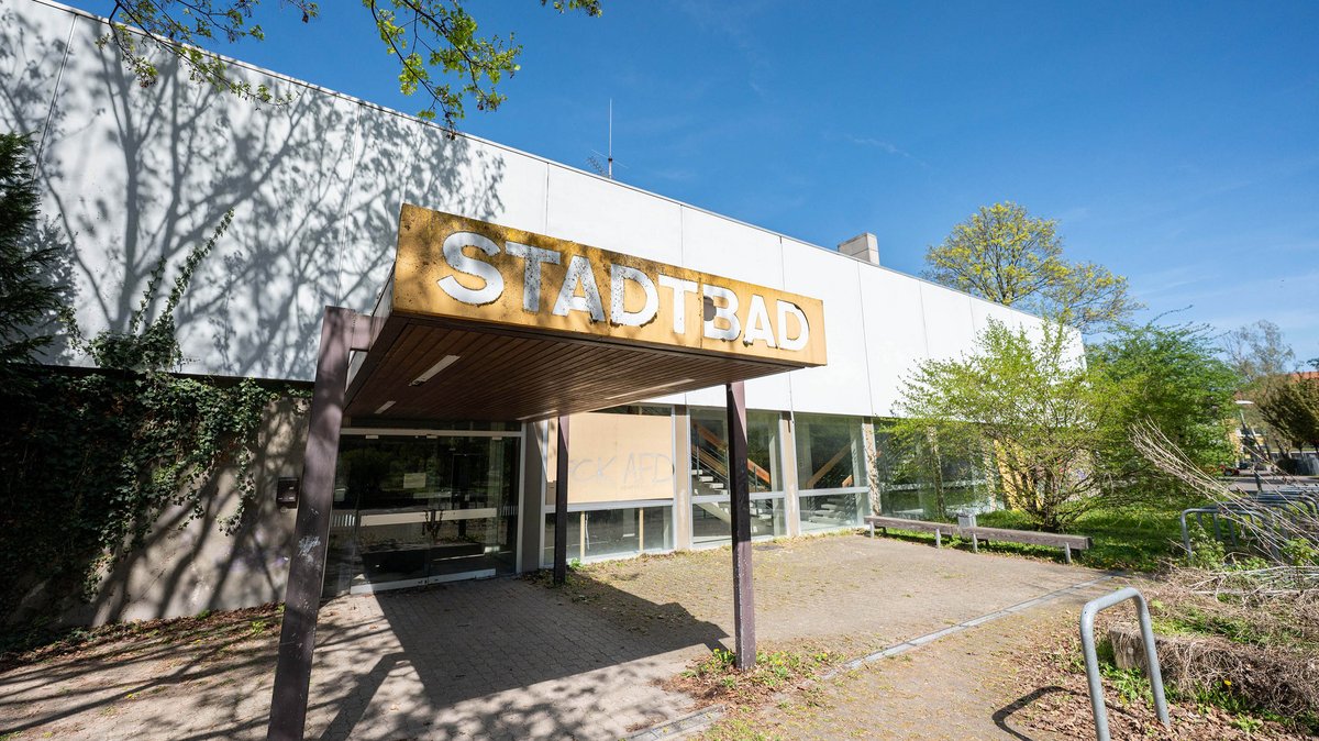 Dichtgemacht: Seit Sommer 2022 ist das Stadtbad Cannstatt geschlossen, weil die Sanierung als zu teuer gilt. Foto: Jens Volle