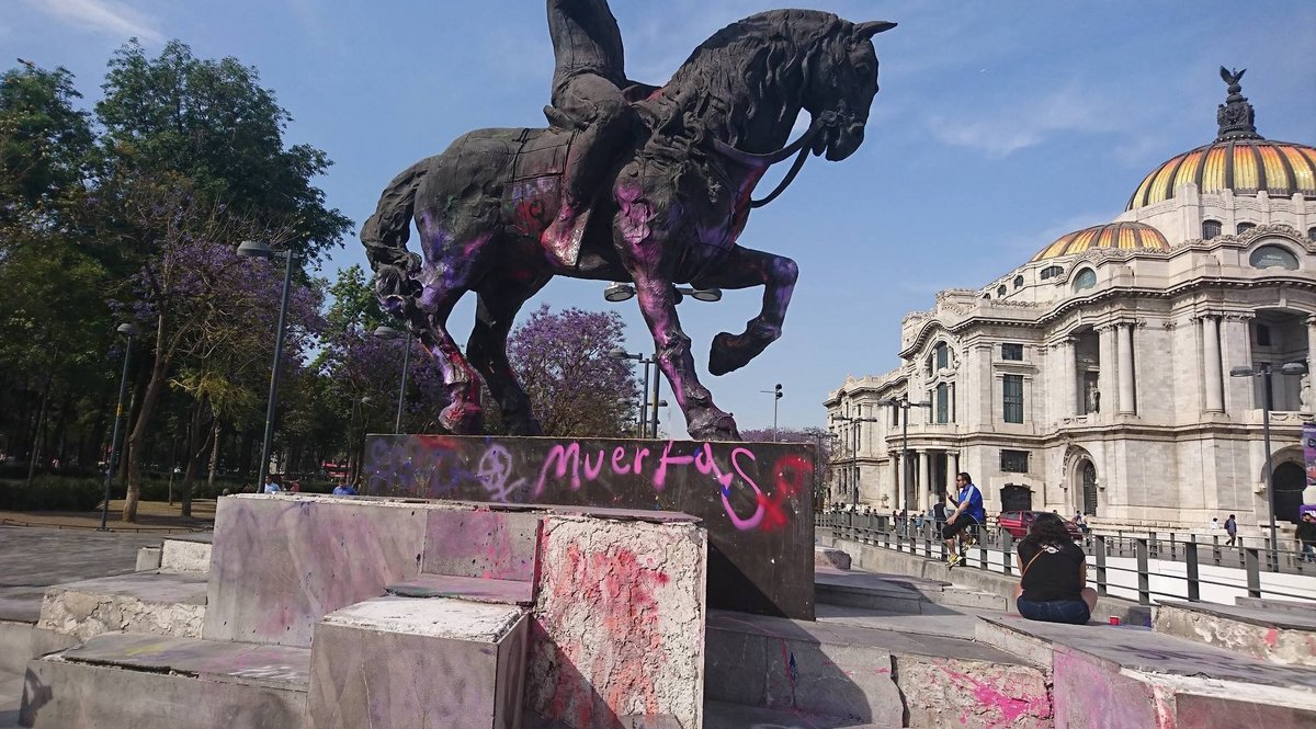 Zentrum von Mexiko-Stadt: Ein Revolutionskämpfer hat Farbe abbekommen. Feministische Kollektive wollen damit Aufmerksamkeit für Frauenmorde erzeugen. Fotos: Moritz Osswald