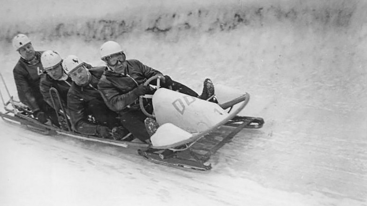 Der weltweit modernste Eiskanal: die Rodelbahn in Oberhof. Wird sie bei Olympia 2026 einspringen? Hier der Viererbob bei den DDR-Wintersportmeisterschaften 1953. Foto: Hans-Günter Quaschinsky, Bundesarchiv, Bild 183-18379-0003, CC-BY-SA 3.0, https://commons.wikimedia.org/w/index.php?curid=5341151