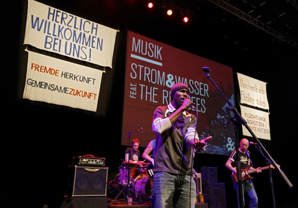 Auftritt 2015 im Theaterhaus mit den Refugees, als der Stuttgarter Friedenspreis an die Bürgermeisterin von Lampedusa verliehen wird. Foto: Joachim E. Röttgers