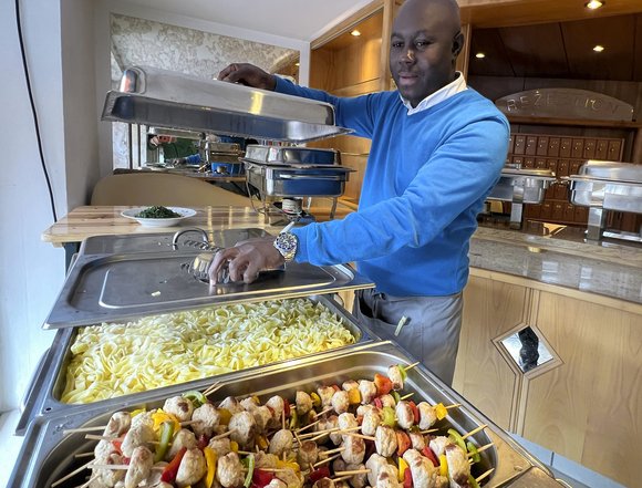 Kredenzt Kulinarisches aus vielen Ländern: Kellner Emilio Koffi aus Togo.