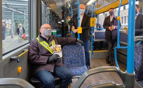 Nutzt die erbetene Atempause, um fürs Maskentragen in Bus und Bahn zu werben: Verkehrsminister Winfried Hermann. Nutzt die erbetene Atempause, um fürs Maskentragen in Bus und Bahn zu werben: Verkehrsminister Winfried Hermann.