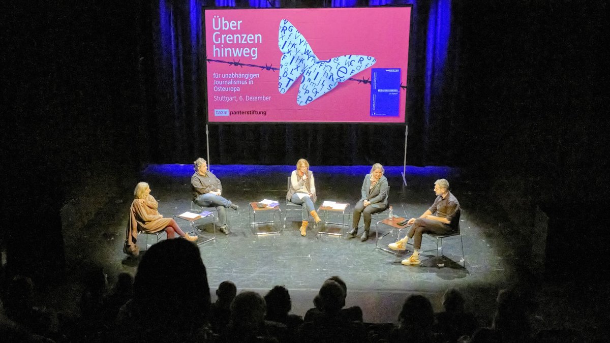 Auf dem Podium sprachen und lasen Konny Gellenbeck, Gaby Coldewey, Moderatorin Susanne Stiefel, Anastasia Magazowa und Tigran Petrosyan (v.l.). Fotos: Joachim E. Röttgers