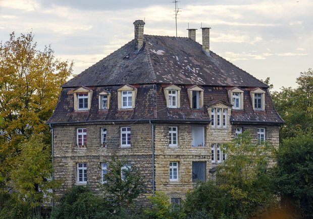 Die alte Fabrikantenvilla ist heute ein Arbeiterwohnheim.